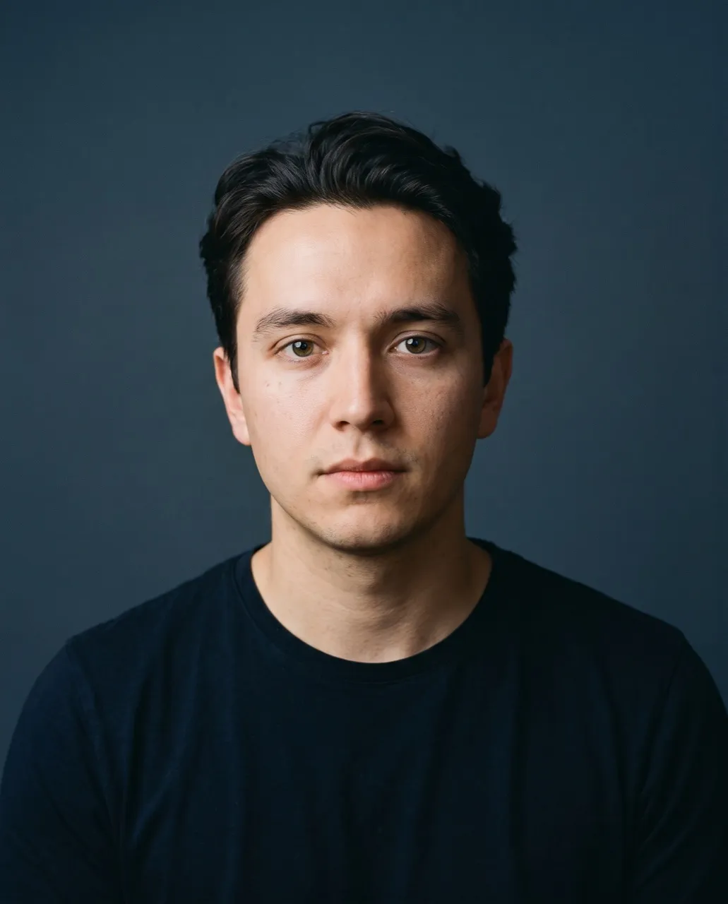 Пример по промпту «Студийный портрет на однотонном фоне»